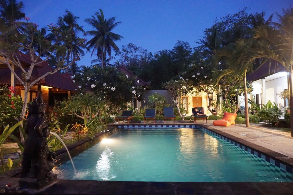 Nyoman Guesthouse And Grill Nusa Lembongan Exterior foto
