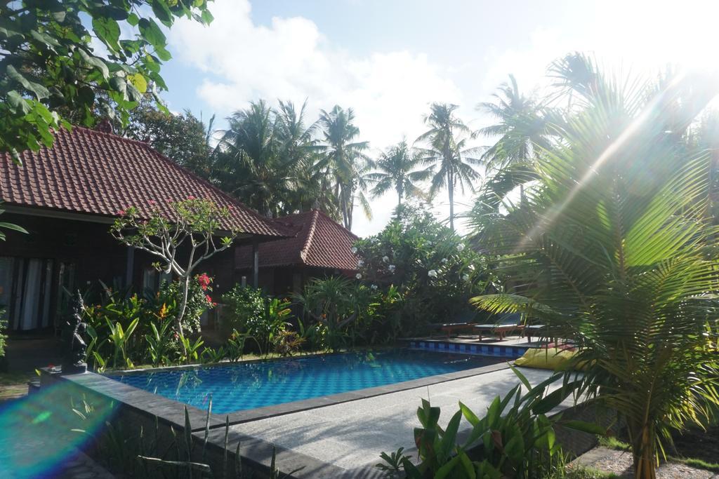 Nyoman Guesthouse And Grill Nusa Lembongan Exterior foto