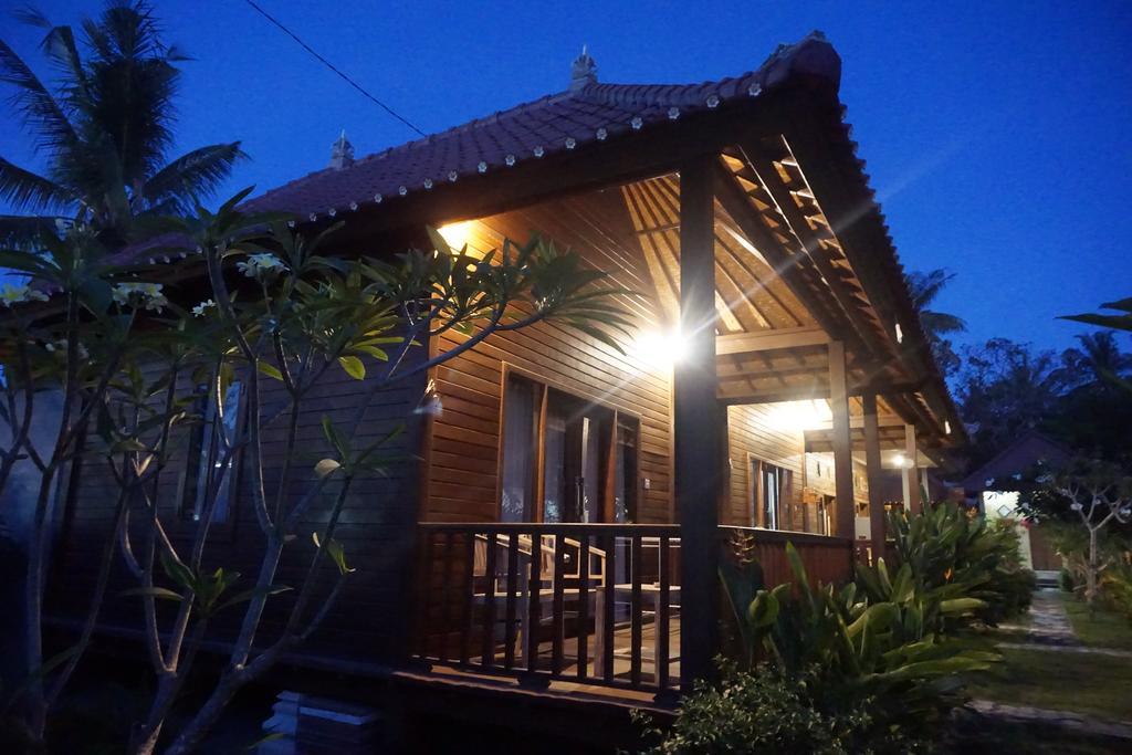 Nyoman Guesthouse And Grill Nusa Lembongan Exterior foto